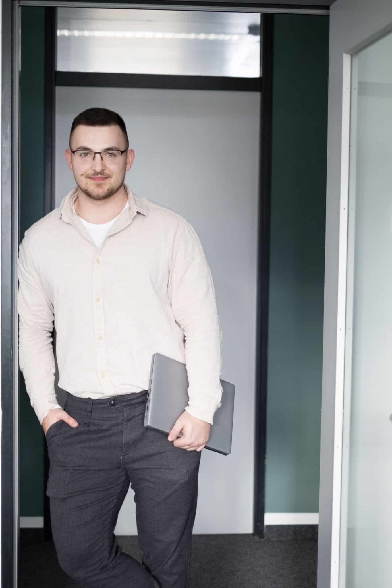 Florian Florian scaled | März DV | IT-Dienstleister München | AS400 Programmierung | Cisco Firewall & IT Security